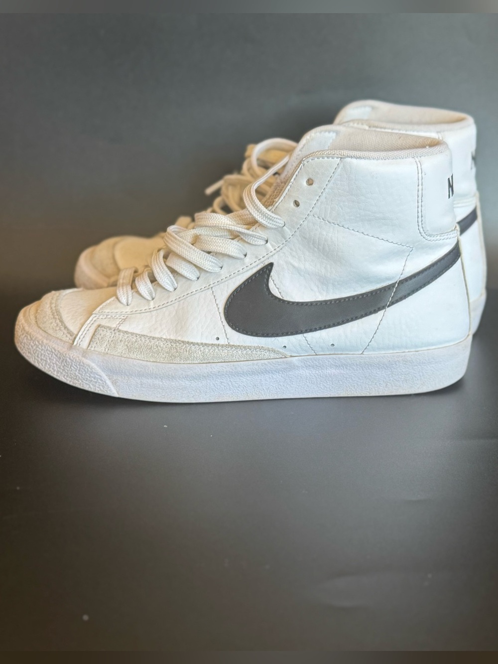 Nike Men’s Blazer Mid in White with Gray Swoosh youth size 6.5 ladies size 8